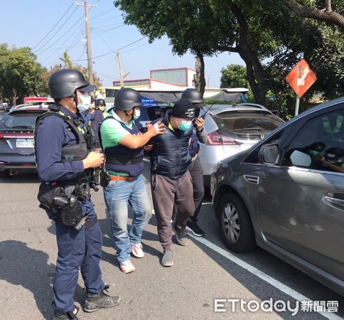 ▲斗南警分局今日上午於斗南鎮農會新光分部進行防搶演練，共5車11名警員參與，除劫鈔過程逼真，女搶匪竟是超正美女，讓人驚艷成為另類「嬌點」。（圖／記者蔡佩旻翻攝）