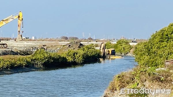 ▲台南市七股區南38線10日下午發生1部怪手傾倒翻覆，人員疑受困於怪手下方，警、消聯絡另一部怪手到場，協助移動翻倒的怪手搶救中。（圖／記者林悅翻攝，下同）