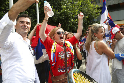 ▲▼喬科維奇的球迷在法院外慶祝勝訴。（圖／達志影像／美聯社）