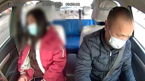 ▲▼ 運將「鎖死車門」繞半小時！伸手擋女子下車　救了她一命。（圖／翻攝微博）