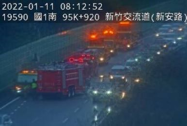 ▲▼國道一號南下新竹交流道火燒車。（圖／翻攝國道監視器）