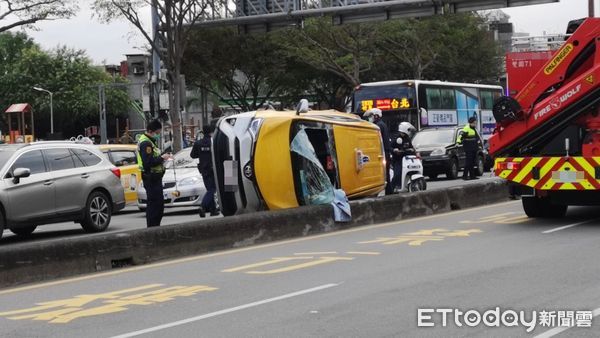 ▲▼ 台北市西園路艋舺大道口，一輛計程車擦撞中央水泥分隔島，整輛轎車側翻，駕駛受困車內。            。（圖／記者黃彥傑攝）