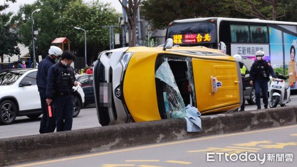 ▲▼ 台北市西園路艋舺大道口，一輛計程車擦撞中央水泥分隔島，整輛轎車側翻，駕駛受困車內。            。（圖／記者黃彥傑攝）