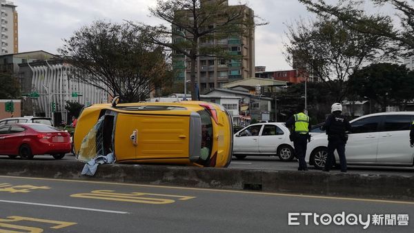 ▲▼ 台北市西園路艋舺大道口，一輛計程車擦撞中央水泥分隔島，整輛轎車側翻，駕駛受困車內。            。（圖／記者黃彥傑攝）