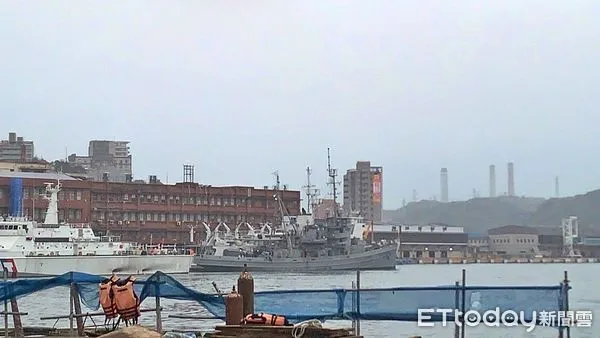 ▲基隆港ATF-563大台艦冒濃煙 軍方緊急撲滅火勢。（圖／記者郭世賢翻攝）