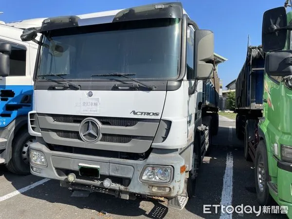 ▲行政執行署台南分署受台南地檢署囑託變價刑事扣押物，拍賣物品有7部營業貨運曳引車及7部半拖車，歡迎民眾到場競標。（圖／記者林悅翻攝，下同）