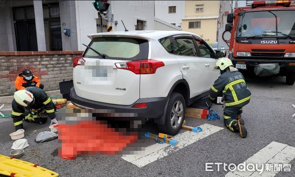 ▲▼ 澎湖死亡車禍 老婦人命喪車底。（圖／記者陳韋男攝）