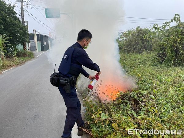 ▲潮州警分局中山路派出所警員吳奇鴻及李珮綺進行滅火             。（圖／記者陳崑福翻攝，下同）