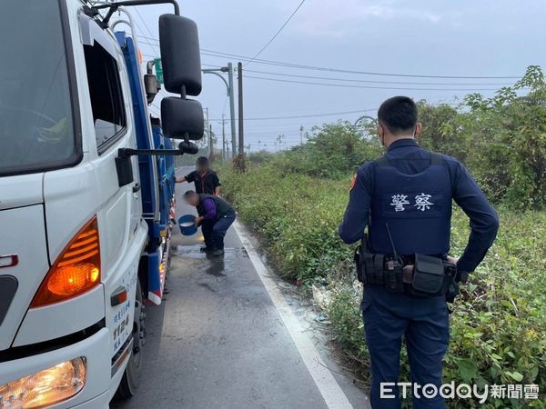 ▲潮州警分局中山路派出所警員吳奇鴻及李珮綺進行滅火             。（圖／記者陳崑福翻攝，下同）