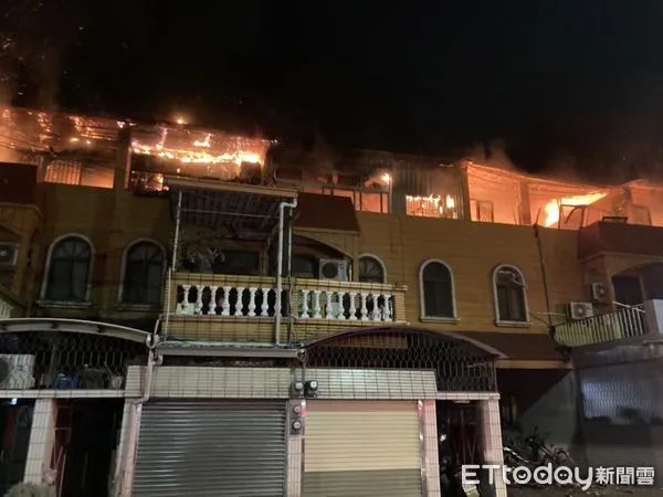 ▲台南市新化區正新路民宅頂樓火警，延燒9戶幸無人傷亡，消防局指出，為預防住宅火災發生，平時留意防火並加裝住警器。（圖／記者林悅翻攝，下同）