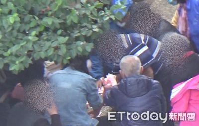 公園阿伯玩撲克牌變賭博　賭到忘記回家吃午飯被警當場抓包