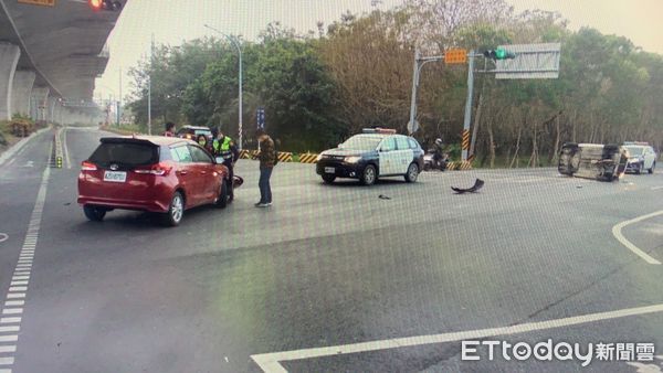 ▲屏東縣崁頂鄉187線與南二高下平面道路路口發生車禍             。（圖／記者陳崑福翻攝，下同）