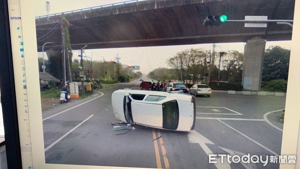 ▲屏東縣崁頂鄉187線與南二高下平面道路路口發生車禍             。（圖／記者陳崑福翻攝，下同）