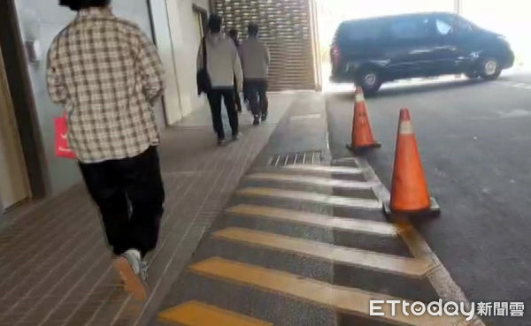 ▲▼戴男父母和哥哥，也趕緊到生命園區見最後一面；學校也會對他同學們進行心理諮商。（圖／記者黃孟珍翻攝）