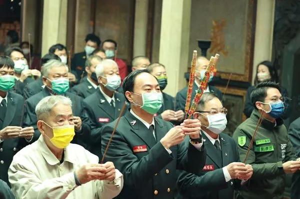 ▲消防局長代表市長林智堅擔任正祝官上香祈福。（圖／新竹市政府提供）