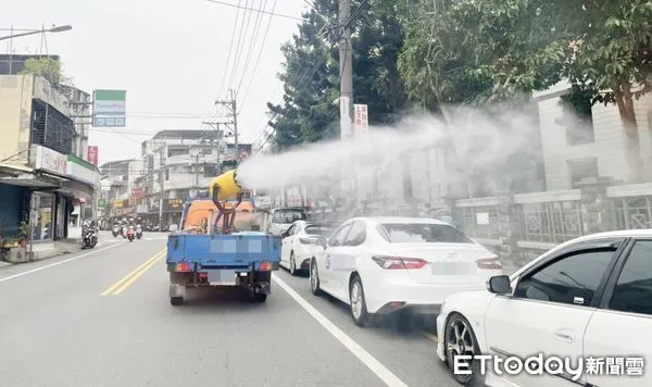 ▲桃園市某國小中午傳出附設幼兒園學童確診，桃園市環保局清潔大隊派員沿校方四周進行清消作業。（圖／記者沈繼昌翻攝）