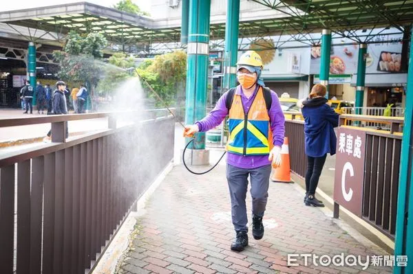 ▲台南市衛生局會同觀旅局，前往連鎖旅宿及飯店宣導相關防疫措施，並加強交通場站、大眾運輸工具預防性清消作業。（圖／記者林悅翻攝，下同）