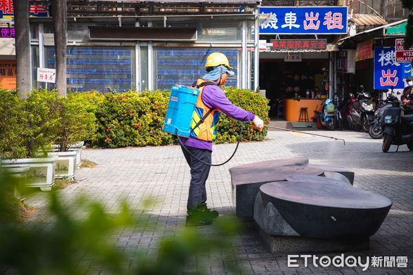 ▲台南市衛生局會同觀旅局，前往連鎖旅宿及飯店宣導相關防疫措施，並加強交通場站、大眾運輸工具預防性清消作業。（圖／記者林悅翻攝，下同）