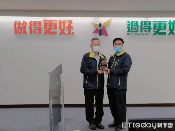 ▲台南市政府獲得「2021年度政府機關職業安全衛生績效評核良等獎」佳績，勞工局長王鑫基於市政會議中獻獎。（圖／記者林悅翻攝）