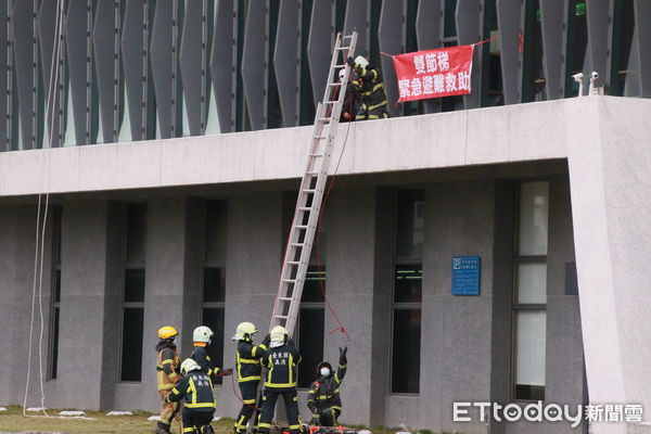 ▲台東縣消防局台東大隊111年春節期間加強火災搶救實兵演練 。（圖／記者楊漢聲翻攝）