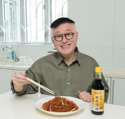 ▲《食神》唐牛56歲驚傳罹病暴瘦！賣掉香港豪宅「賺2.6億」近況曝光。（圖／翻攝自微博／谷德昭）