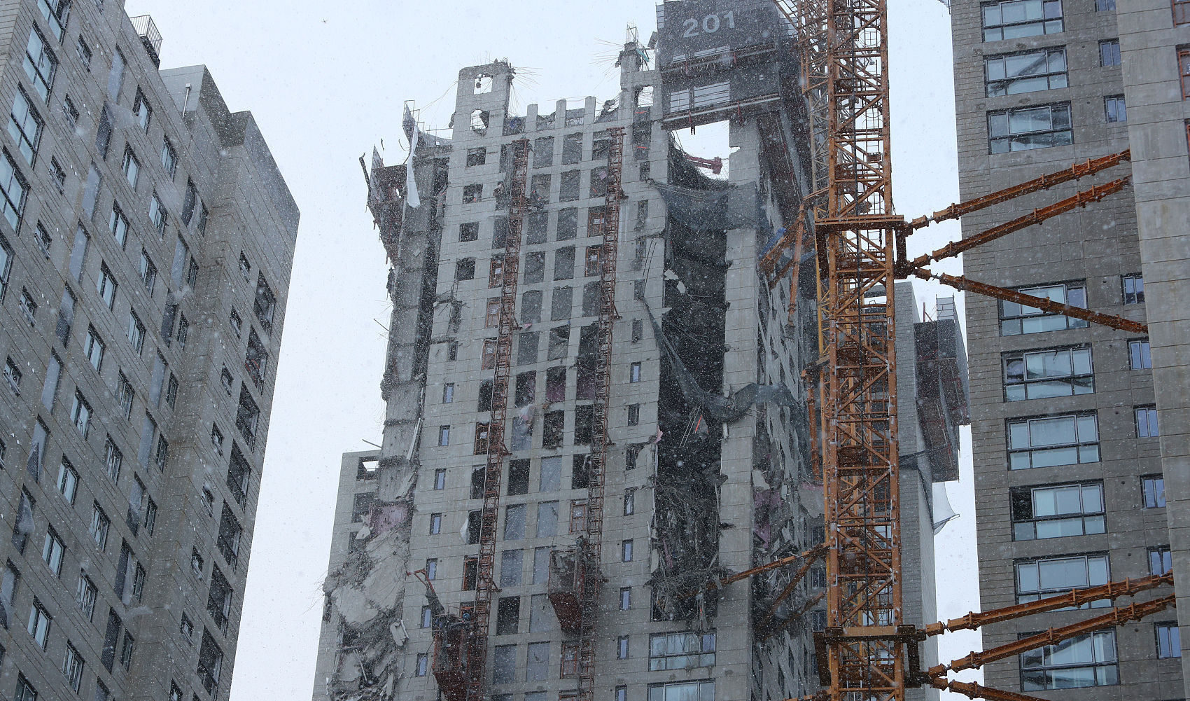 ▲▼南韓光州市西區花井洞興建中的公寓大樓「現代IPARK」於11日下午發生外牆坍塌。（圖／CFP）