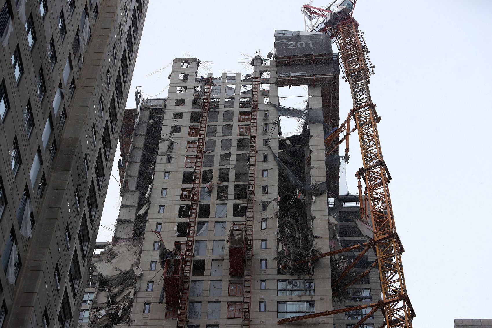 ▲▼南韓光州市西區花井洞興建中的公寓大樓「現代IPARK」於11日下午發生外牆坍塌。（圖／CFP）
