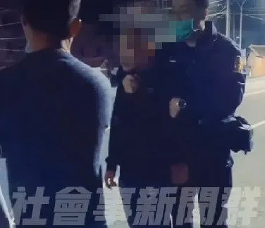 ▲台南市柳營區156線果毅路段，11日凌晨傳出1對男女當街爭吵，新營分局警方據報火速派員馳抵，介入約制調解，消弭一場紛爭。（圖／翻攝自社會事新聞群，下同）