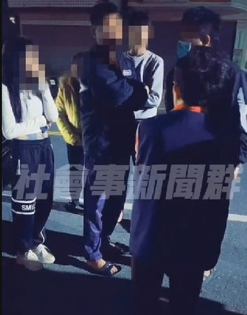 ▲台南市柳營區156線果毅路段，11日凌晨傳出1對男女當街爭吵，新營分局警方據報火速派員馳抵，介入約制調解，消弭一場紛爭。（圖／翻攝自社會事新聞群，下同）