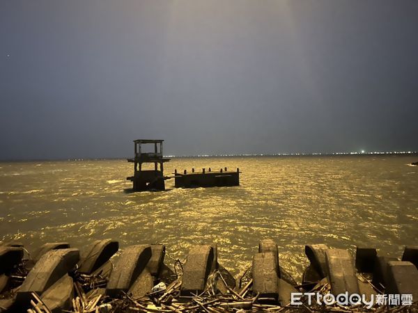 ▲▼夜間救援現場！ 投擲照明彈海陸空徹夜搜尋 F16V墜海救援難度高。（圖／呂文正提供）