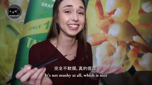 美國妹體驗台灣熱炒店！最愛這道菜　直播讓老爸氣噗噗。（圖／翻攝「Stopkiddinstudio」YouTube）