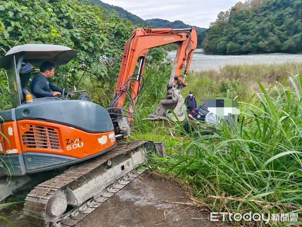 ▲▼吉普車右側輪深陷雜草中，左後輪懸空員警研判車輪陷入太深，要調派挖土機才能順利脫困。（圖／玉里分局提供，下同）