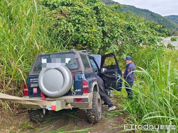 ▲▼吉普車右側輪深陷雜草中，左後輪懸空員警研判車輪陷入太深，要調派挖土機才能順利脫困。（圖／玉里分局提供，下同）