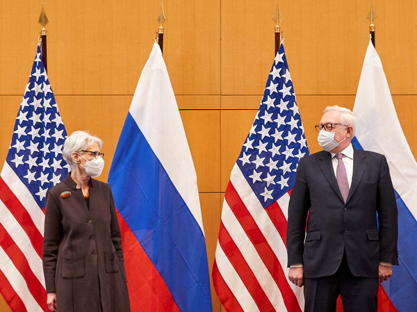 ▲▼俄方談判代表、副外長雷雅布可夫（Sergei Ryabkov）與美國副國務卿雪蔓（Wendy Sherman）10日在瑞士日內瓦進行安全會談。（圖／路透）