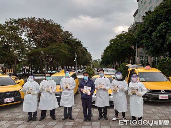 ▲台南市長黃哲視察防疫計程車各項防疫作為，並計司機們積極配合防疫措施，守護返台民眾的第一道防線。（圖／記者林悅翻攝，下同）