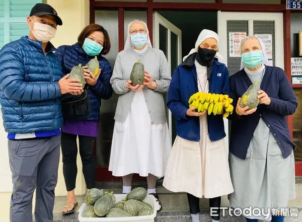 ▲賴陽喜送了一籃南瓜和香蕉到「聖十字架療養院」分享他的成果。（圖／記者楊漢聲翻攝）
