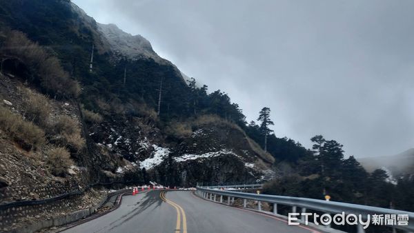 ▲▼台14甲線合歡山路段路面結冰，武嶺至松雪樓限加掛雪鏈通行。（圖／公路總局提供，下同）