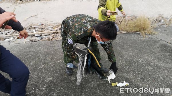 ▲▼      F-16V失事，現場陸續尋獲飛機殘骸       。（圖／記者黃彥傑攝）