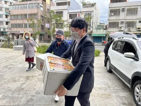 ▲立委趙正宇偕「胖二哥」送暖消防弟兄。（圖／趙正宇服務處提供）