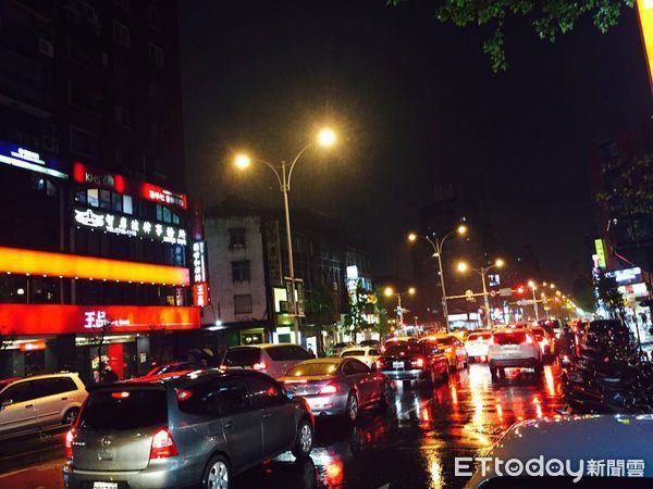 連假前夜，台北市大雨大塞車。（圖／記者許力方攝）