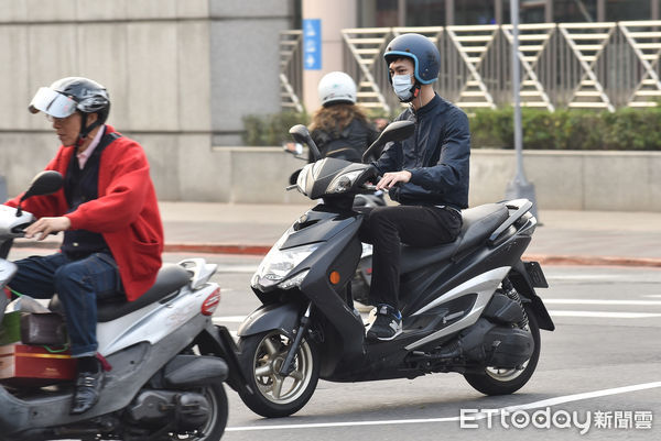 空氣污染,空汙,pm2.5,機車族,通勤,天氣,霧霾,口罩。（圖／記者李毓康攝）