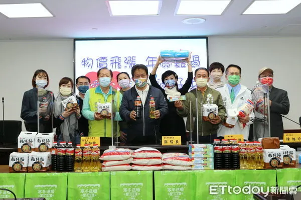 ▲台南市議會郭信良議長邀請立委陳亭妃、市議員周麗津、蔡旺詮、陳怡珍、吳通龍等人，一同募集了價值近250萬元的物資，將致贈獨居長者過好年。（圖／記者林悅翻攝）