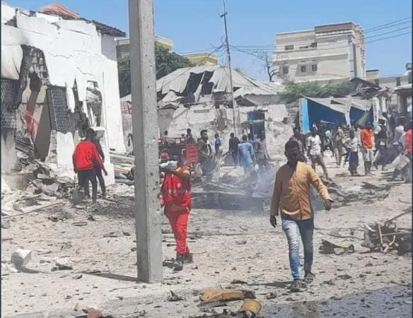 ▲▼索馬利亞首都汽車爆炸案造成8人死亡。（圖／翻攝自@MOALIMUU）