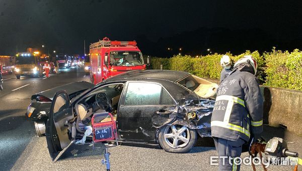 ▲▼轎車行經國道三號北上38公里處發生車禍，駕駛受困車內，被救出時無意識。（圖／記者游宗樺攝）