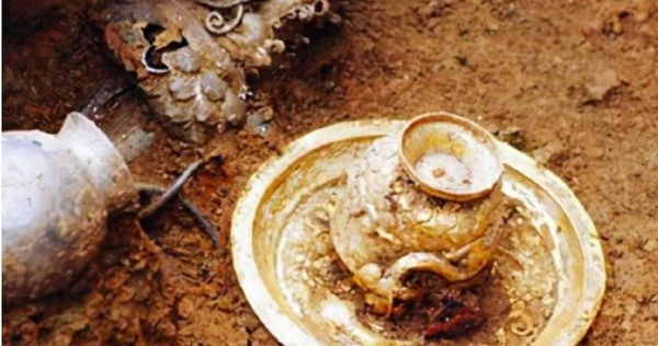 工人挖掘水庫竟發現純金棺材。（圖／翻攝新浪網-紅顏史學）