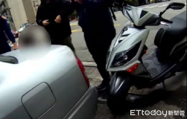 ▲警方尾隨懸掛失竊車牌自小客車。（圖／桃園警分局提供）