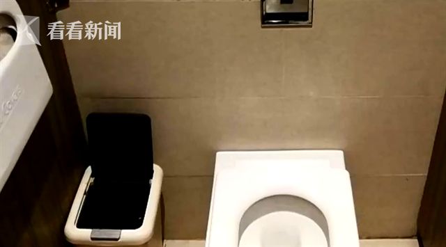 ▲▼ 7cm高跟鞋上廁所。（圖／看看新聞）