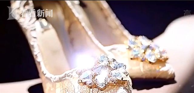 ▲▼ 7cm高跟鞋上廁所。（圖／看看新聞）