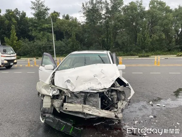 ▲▼2輛白色自小客車迎面擦撞，均受損嚴重，2駕駛分別送醫。（圖／新城分局提供，下同）