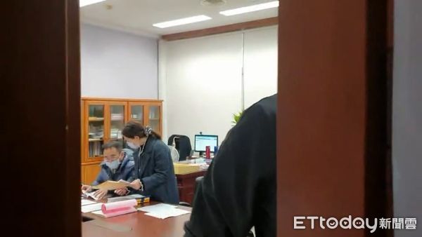 ▲▼廉政署搜索宜蘭地政處後，處長楊崇明（下圖左）被從宜縣府帶往廉政署持續偵辦。（圖／記者游芳男翻攝，下同）